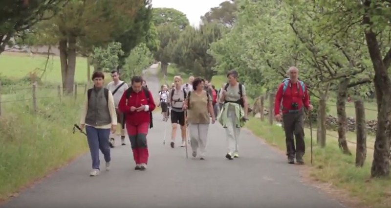Los pacientes haciendo el Camino de Santiago dentroo de la campaña 'Sigue tu Camino'. FOTO: Youtube.