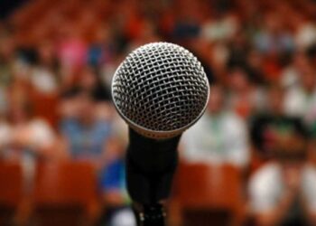 Conectar marcas con audiencias.