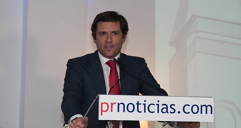 Fernando Perales, director de Marketing, Comunicación y Desarrollo de Negocio de Kreab, recoge el galardón a 'Mejor agencia del año'.
