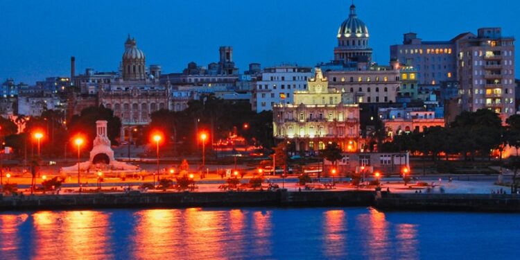 La Habana de noche. FOTO: Pixabay
