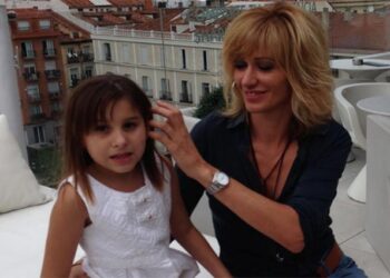 La niña Nadia Nerea junto con la presentadora de 'Espejo Público', Susanna Griso