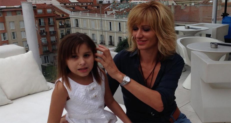 La niña Nadia Nerea junto con la presentadora de 'Espejo Público', Susanna Griso