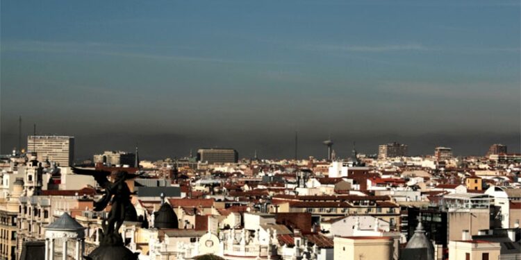 Imagen del cielo de Madrid y su 'boina' de contaminación