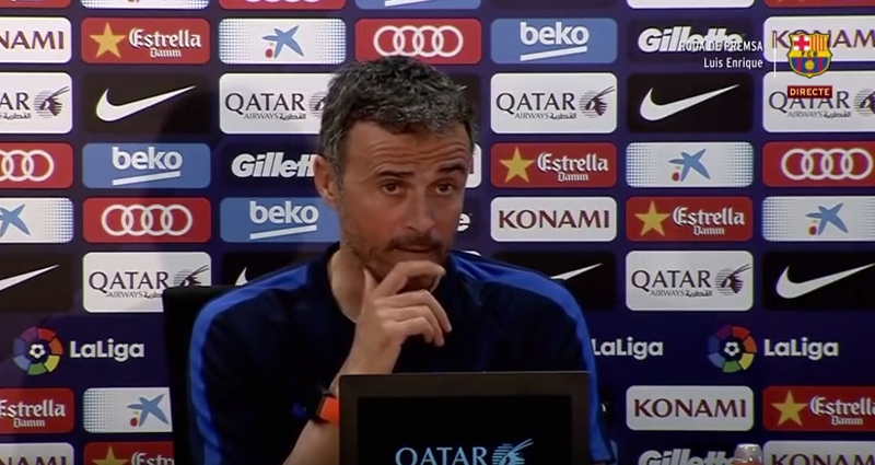 Luis Enrique, entrenador del FC Barcelona, se tapa la boca durante una rueda de prensa.