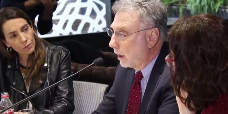 Martin Baron, director del 'Washington Post', durante la reunión de Conversaciones. FOTO: Youtube.