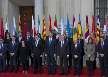 Los presidentes autonómicos acompañados de la vicepresidenta del Gobierno, Soraya Sáenz de Santamaría, el presidente, Mariano Rajoy y Felipe VI durante la conferencia de presidentes autonómicos.