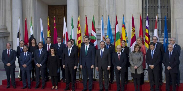 Los presidentes autonómicos acompañados de la vicepresidenta del Gobierno, Soraya Sáenz de Santamaría, el presidente, Mariano Rajoy y Felipe VI durante la conferencia de presidentes autonómicos.