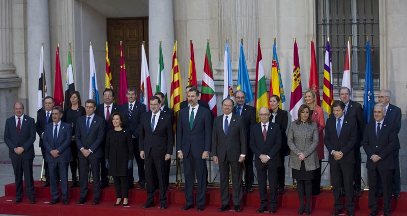 Los presidentes autonómicos acompañados de la vicepresidenta del Gobierno, Soraya Sáenz de Santamaría, el presidente, Mariano Rajoy y Felipe VI durante la conferencia de presidentes autonómicos.