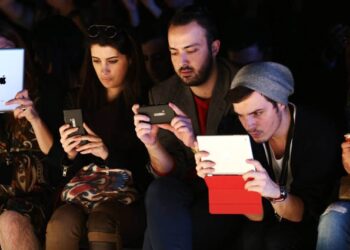 Jóvenes utilizando distintos dispositivos en una imagen de archivo.