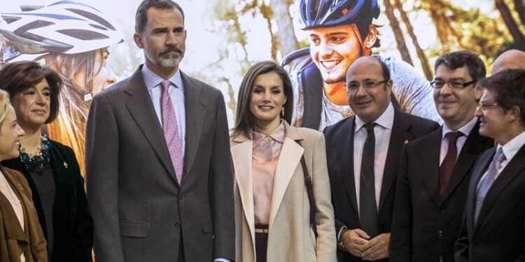 El presidente regional de Murcia con los Reyes este miércoles, en Fitur.