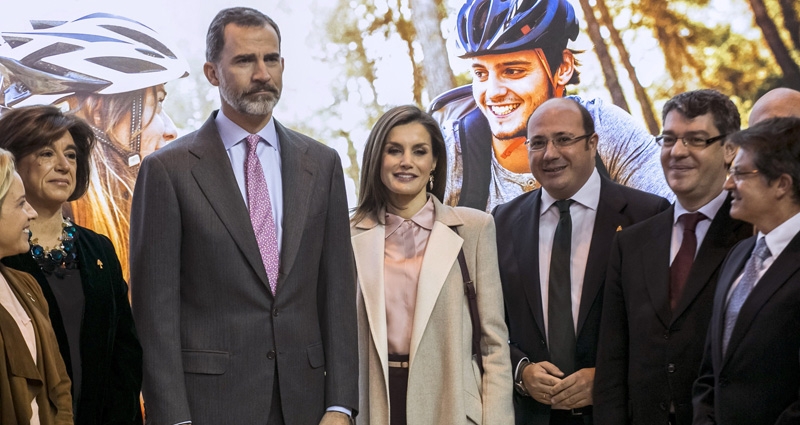 El presidente regional de Murcia con los Reyes este miércoles, en Fitur.