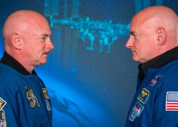 A la derecha el astronauta Scott Kelly