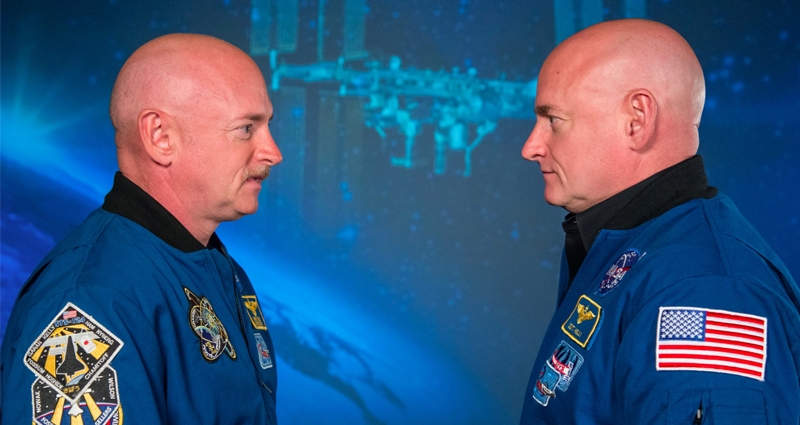 A la derecha el astronauta Scott Kelly