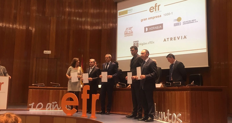 Núria Vilanova recoge el Certificado EFR concedido a ATREVIA. FOTO: ATREVIA.