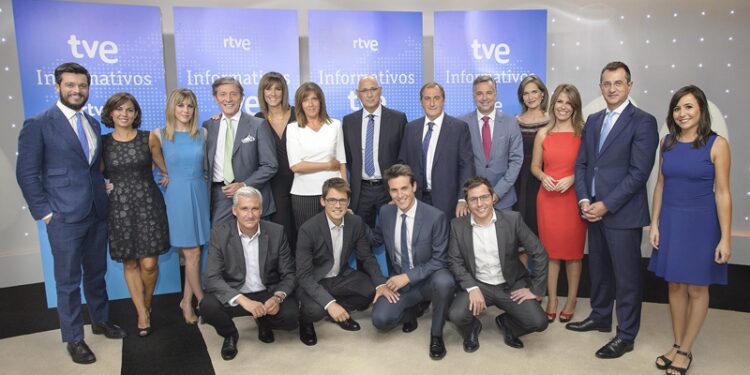 Foto de familia de los principales rostros de los Servicios Informativos de TVE