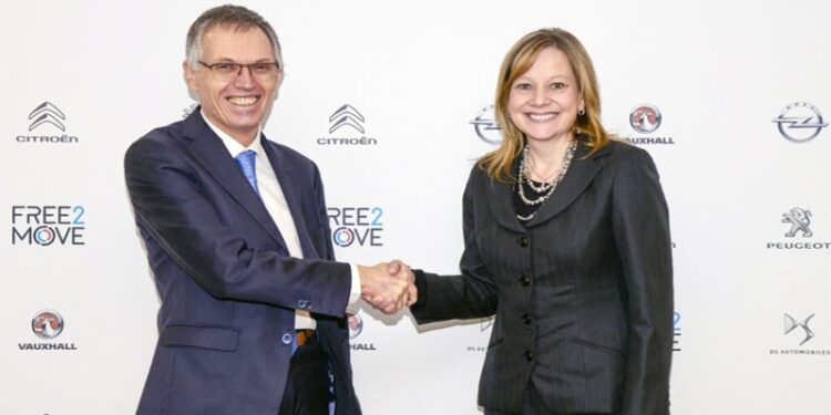 Imagen de la firma del acuerdo entre el grupo PSA y General Motors