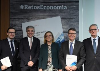 Presentación del informe 'Retos Económicos España 2.017'. FOTO: Llorente & Cuenca