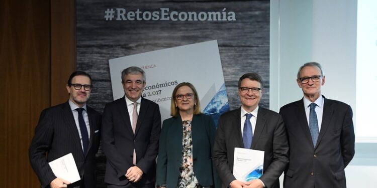 Presentación del informe 'Retos Económicos España 2.017'. FOTO: Llorente & Cuenca