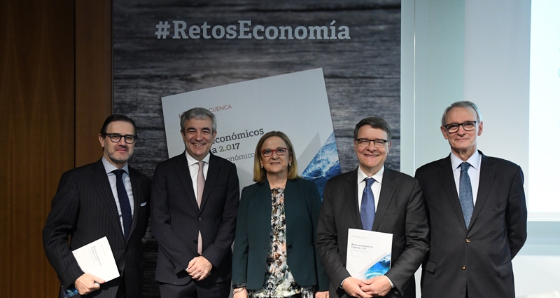 Presentación del informe 'Retos Económicos España 2.017'. FOTO: Llorente & Cuenca