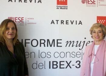 A la izquierda, Asun Soriano, presidenta de ATREVIA en España. A la derecha, Núria Chinchilla, profesora del IESE Business School. FOTO: ATREVIA