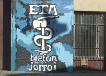 Logo y lema de la banda terrorista ETA en una fachada