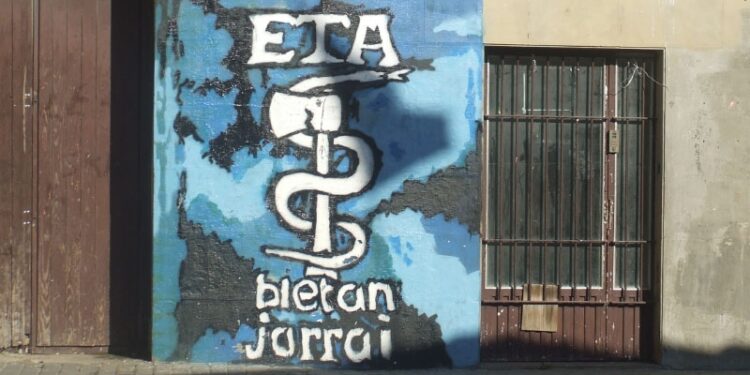 Logo y lema de la banda terrorista ETA en una fachada