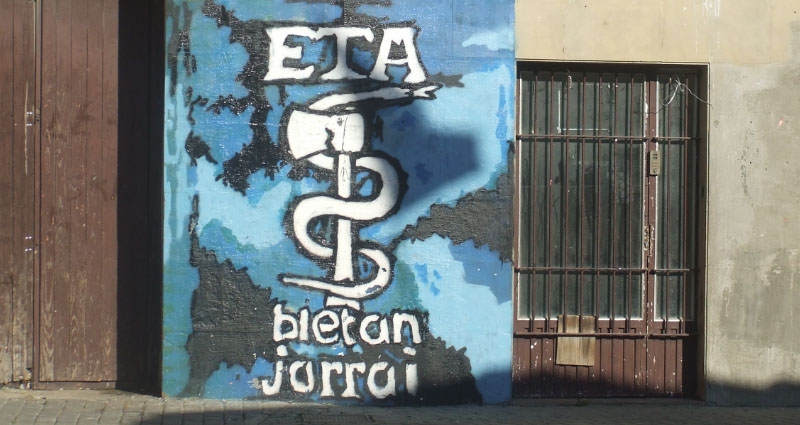 Logo y lema de la banda terrorista ETA en una fachada