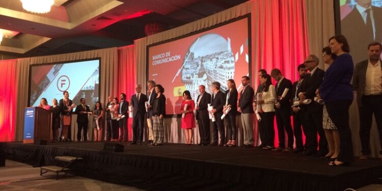 El equipo de Marco de Comunicación recogiendo su galardón en los Premios Fundacom. FOTO: Marco de Comunicación.