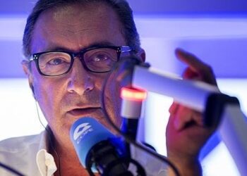 Carlos Herrera en el estudio de la Cadena COPE durante uno de los programas de 'Herrera en COPE'