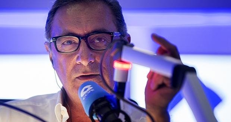 Carlos Herrera en el estudio de la Cadena COPE durante uno de los programas de 'Herrera en COPE'