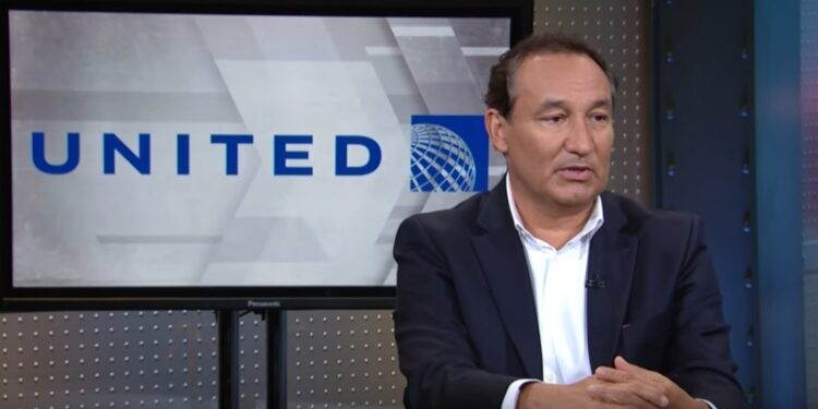 El CEO de United Airlines, Óscar Muñoz, durante una entrevista. FOTO: Youtube.