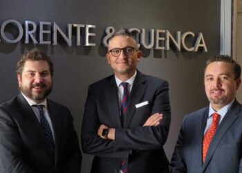 La nueva dirección mexicana de Llorente & Cuenca, junto a Alejandro Romero. FOTO: Llorente & Cuenca