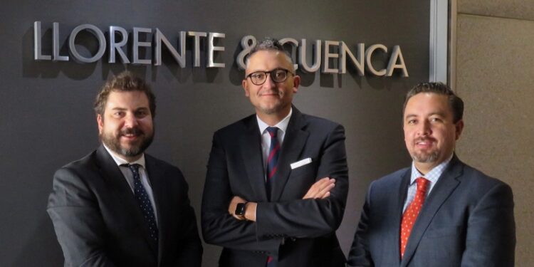 La nueva dirección mexicana de Llorente & Cuenca, junto a Alejandro Romero. FOTO: Llorente & Cuenca