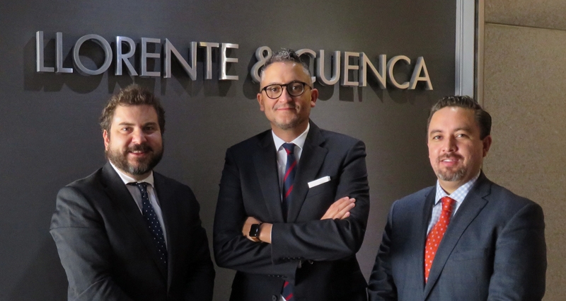 La nueva dirección mexicana de Llorente & Cuenca, junto a Alejandro Romero. FOTO: Llorente & Cuenca