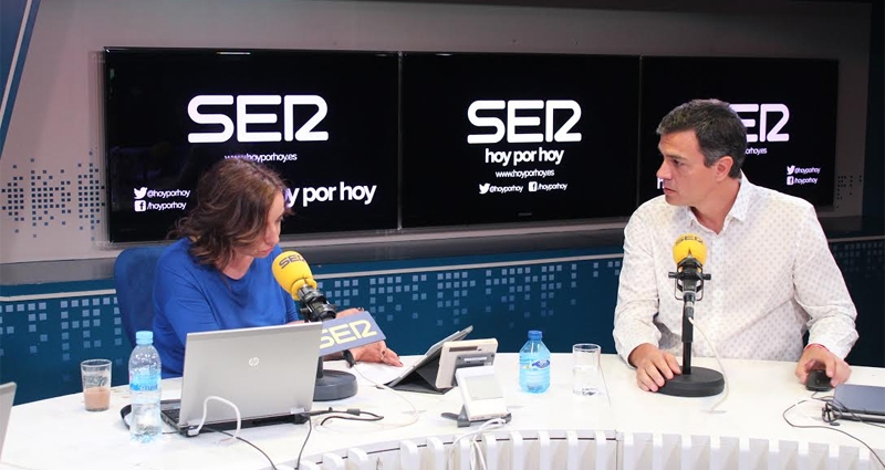 Pedro Sánchez junto a Pepe Bueno durante su entrevista en 'Hoy por Hoy' (Cadena SER)