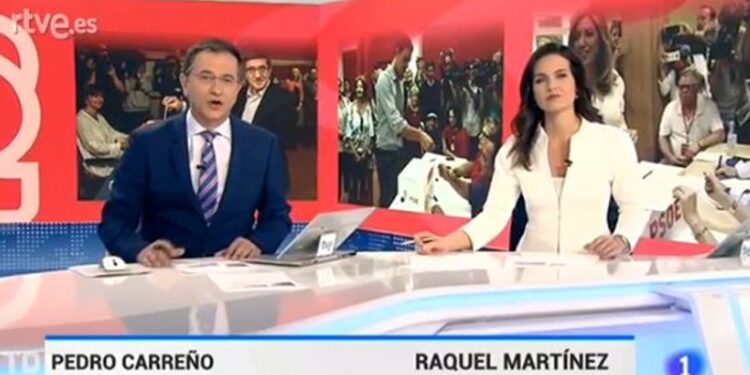 Pedro Carreño y Raquel Martínez, presentadores del Telediario fin de semana de La 1