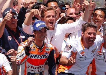 Dani Pedrosa celebra junto a su equipo (entre los que se encuentra Sete Gibernau) su victoria en el GP de Jerez