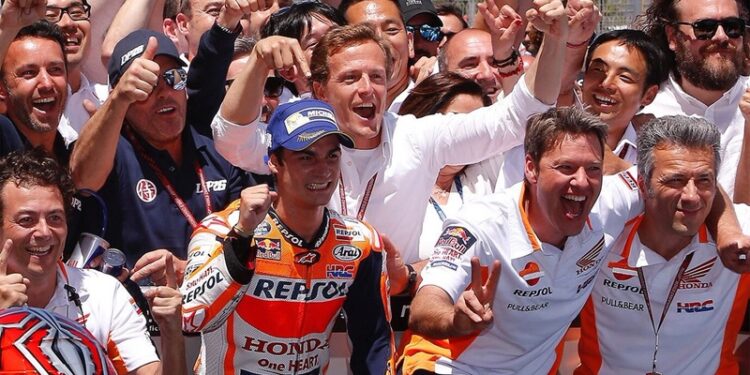 Dani Pedrosa celebra junto a su equipo (entre los que se encuentra Sete Gibernau) su victoria en el GP de Jerez
