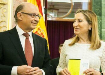 Cristóbal Montoro entrega a Ana Pastor los Presupuestos Generales del Estado Foto: Congreso de los Diputados