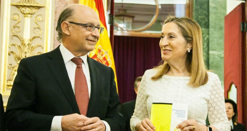 Cristóbal Montoro entrega a Ana Pastor los Presupuestos Generales del Estado Foto: Congreso de los Diputados