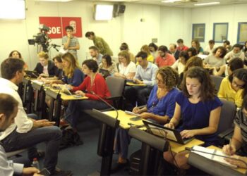 Pedro Sánchez reunido con los periodistas en su vuelta a Ferraz