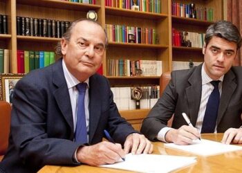 Rafael Pérez del Puerto, consejero Delegado de COPE y Luis Enríquez, consejero Delegado de Vocento durante la firma del acuerdo en 2013