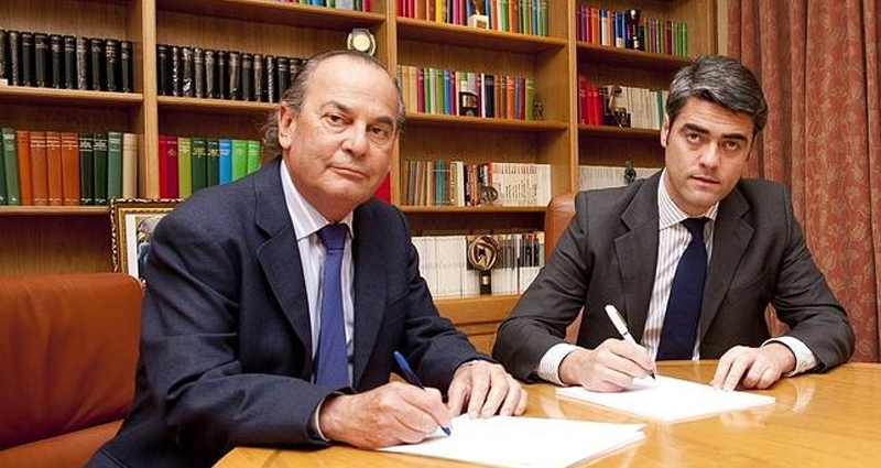 Rafael Pérez del Puerto, consejero Delegado de COPE y Luis Enríquez, consejero Delegado de Vocento durante la firma del acuerdo en 2013