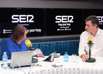 Pepa Bueno y Pedro Sánchez durante una entrevista en la Cadena SER