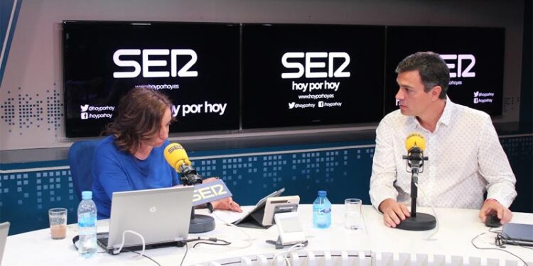 Pepa Bueno y Pedro Sánchez durante una entrevista en la Cadena SER
