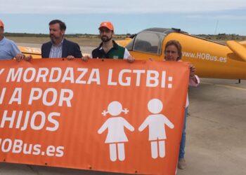 Ignacio Arsuaga y su equipo con la pancarta delante de la avioneta