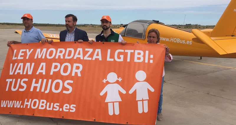 Ignacio Arsuaga y su equipo con la pancarta delante de la avioneta