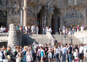 Turistas en la Sagrada Familia de Barcelona