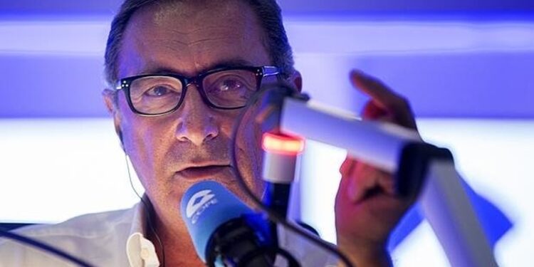 Carlos Herrera durante 'Herrera en COPE' en los estudios centrales de la emisora en Madrid
