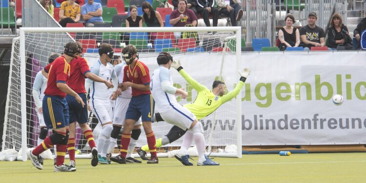 Una imagen del partido entre España e Inglaterra en la semifinal del Europeo de Futbol para Ciegos de Berlín